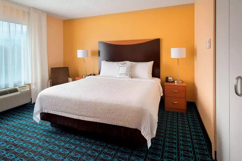 キングサイズベッドのスタンダードルーム, Fairfield Inn & Suites By Marriott Verona