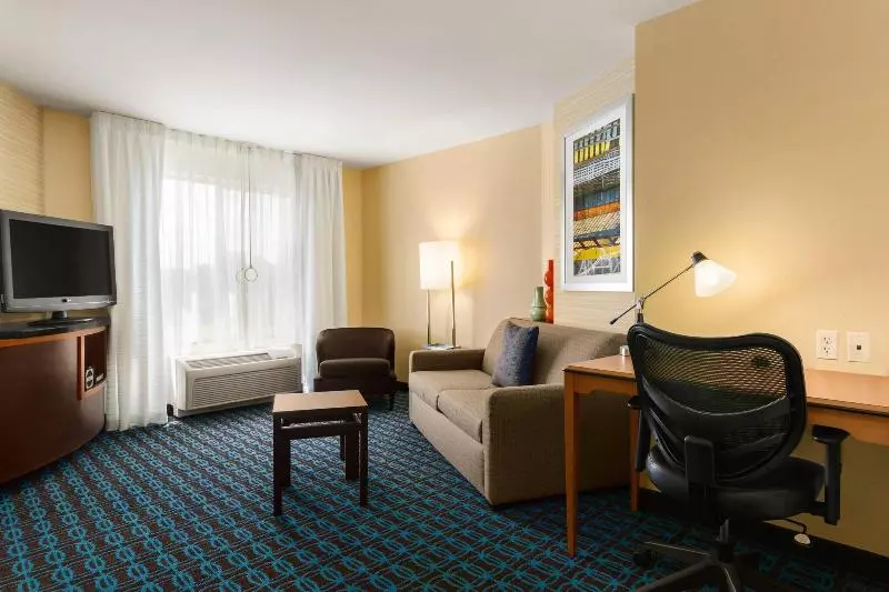 キングサイドベッドのスタンダードワンルーム, Fairfield Inn & Suites By Marriott Weirton