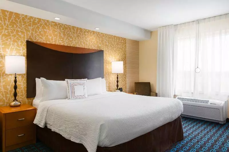 キングサイドベッドのスタンダードワンルーム, Fairfield Inn & Suites By Marriott Weirton