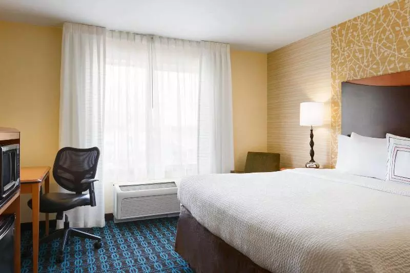 キングサイドベッドのスタンダードワンルーム, Fairfield Inn & Suites By Marriott Weirton