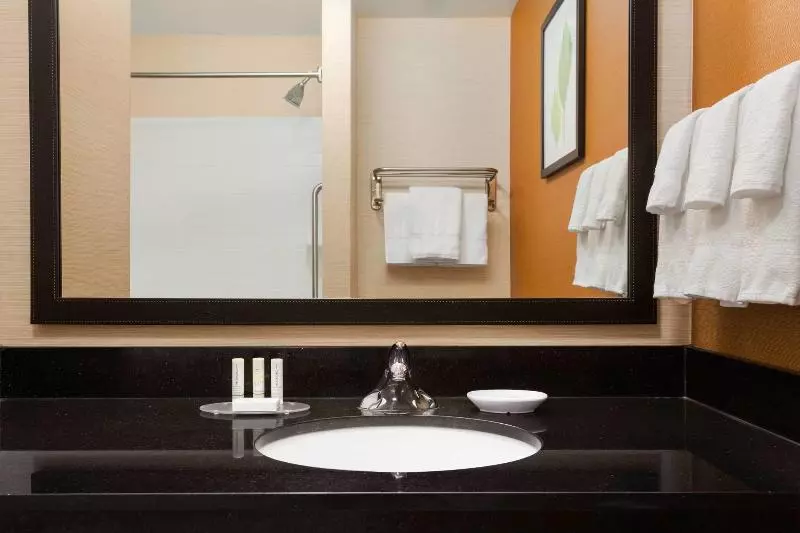 キングサイドベッドのスタンダードワンルーム, Fairfield Inn & Suites By Marriott Weirton