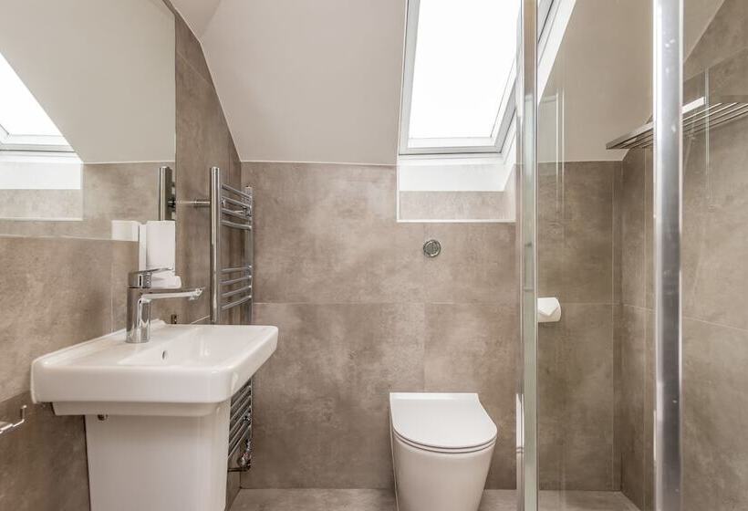 חדר סטנדרט לארבעה, Queens Drive At Finsbury Park