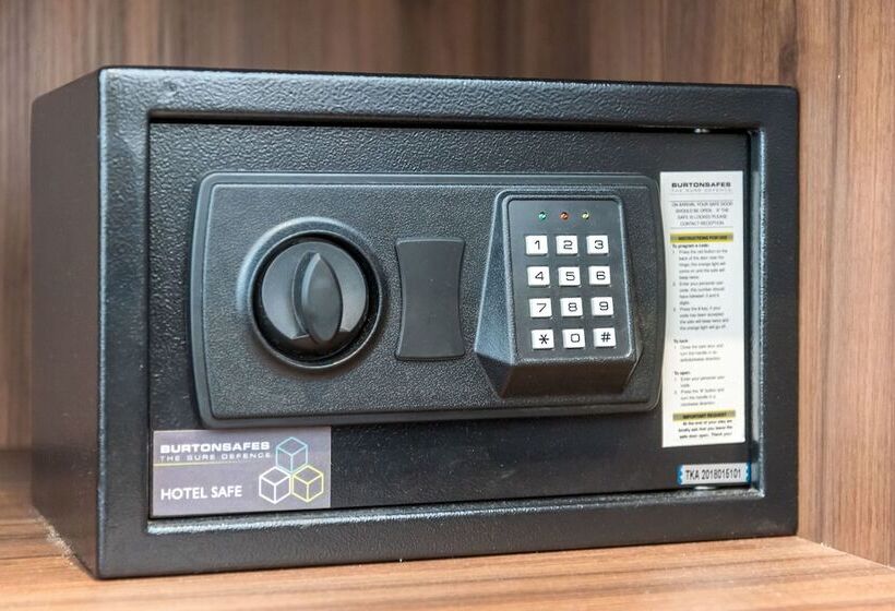 חדר סטנדרט לארבעה, Queens Drive At Finsbury Park