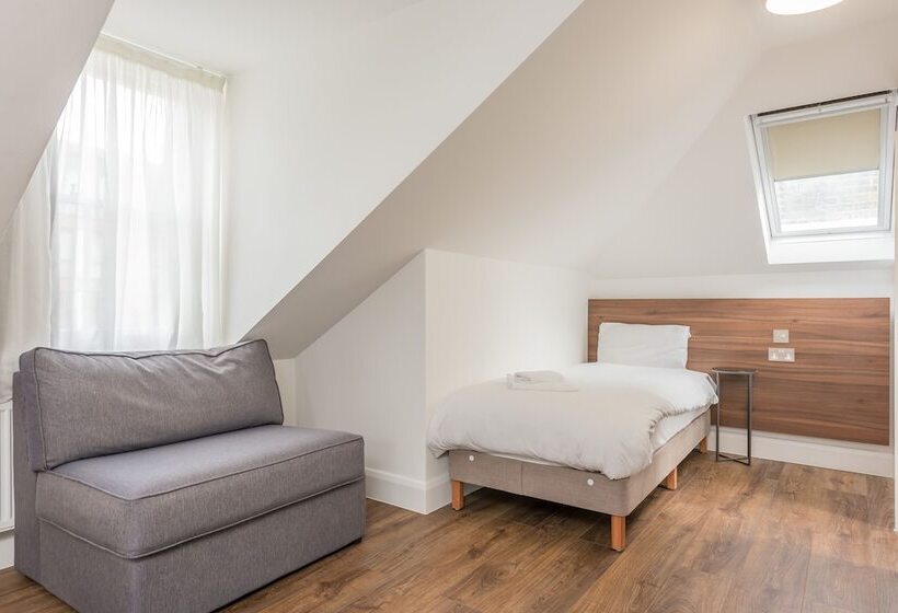 חדר סטנדרט לארבעה, Queens Drive At Finsbury Park