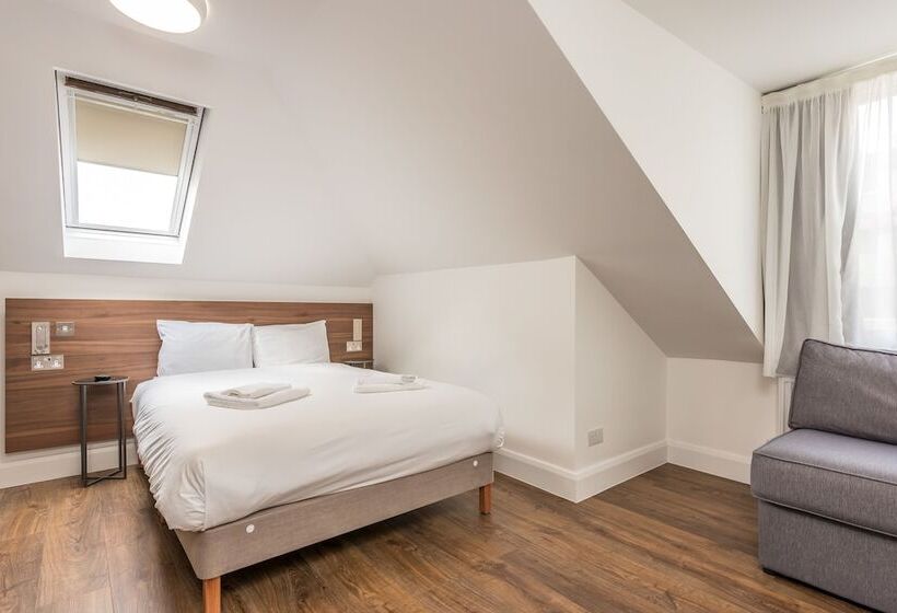 חדר סטנדרט לארבעה, Queens Drive At Finsbury Park