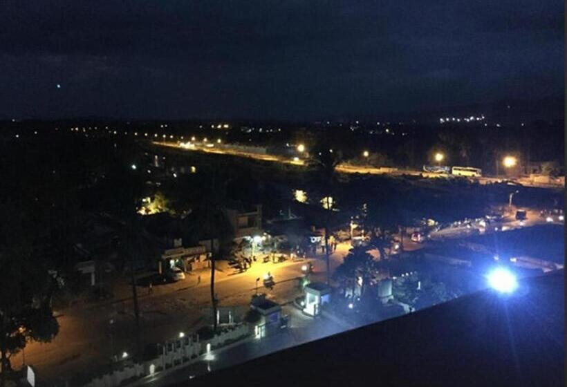 デラックスルーム, Royal Orchid Central Kireeti Hampi Hospet