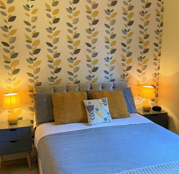 スタンダードルーム, The Briars