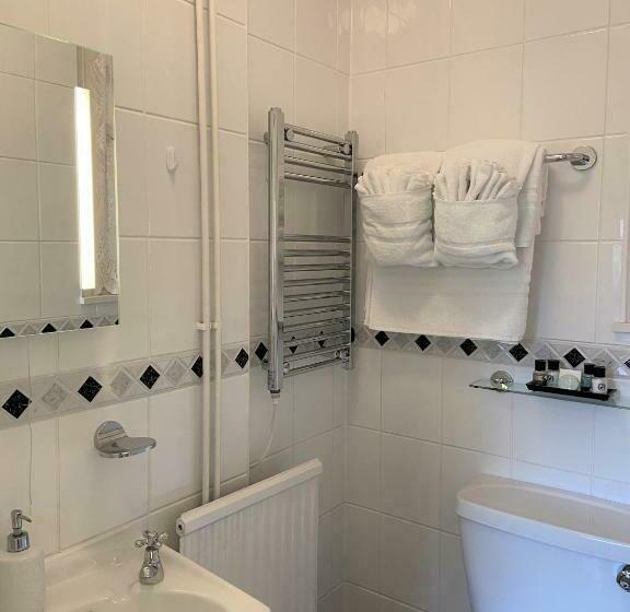 スタンダードルーム, The Briars