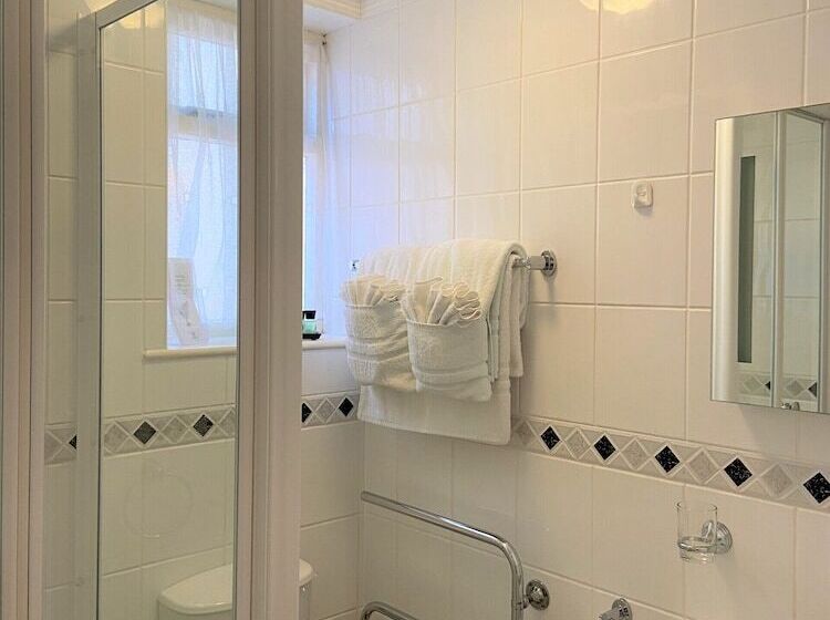 オーシャンビュースタンダードルーム, The Briars