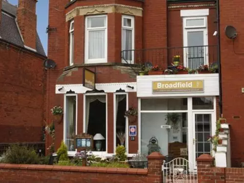 スタンダードトリプルルーム, The Broadfield