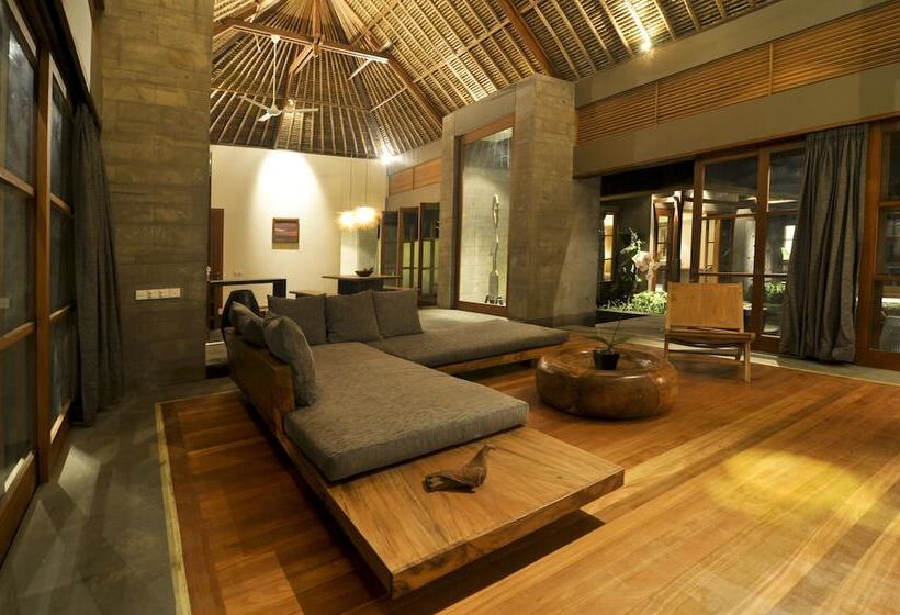 Vivenda 3 Dormitórios com Piscina, Luwak Estate