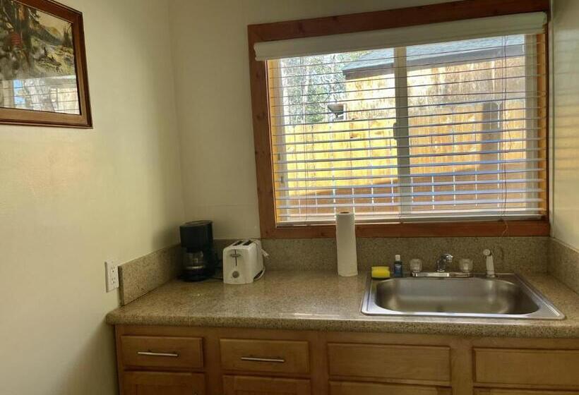 스탠다드 스튜디오, Bear Creek Resort