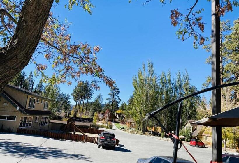 Escritório Estándar, Bear Creek Resort