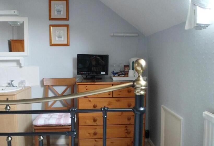 اتاق استاندارد با سرویس بهداشتی مشترک, The Farthings