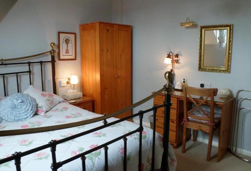 اتاق استاندارد با سرویس بهداشتی مشترک, The Farthings