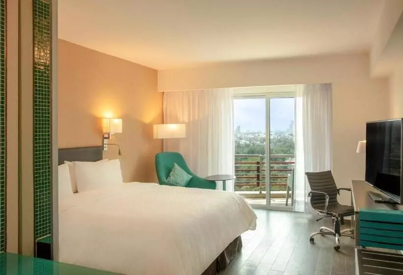 اتاق لوکس با تخت بزرگ, Fiesta Inn Puebla Las Animas