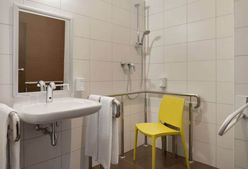 Pokój Typu Standard Przystosowany dla Osób Niepełnosprawnych, Lviv Ramada