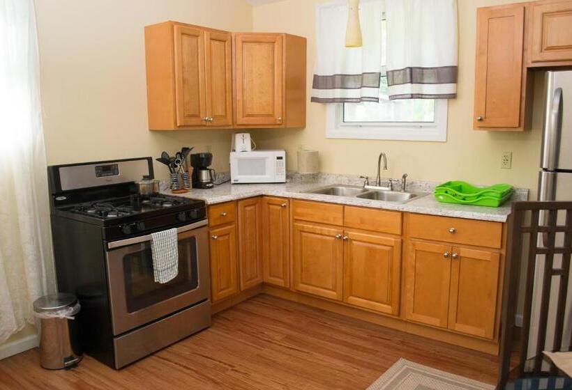 خانه 1 خوابه, The Westender Inn