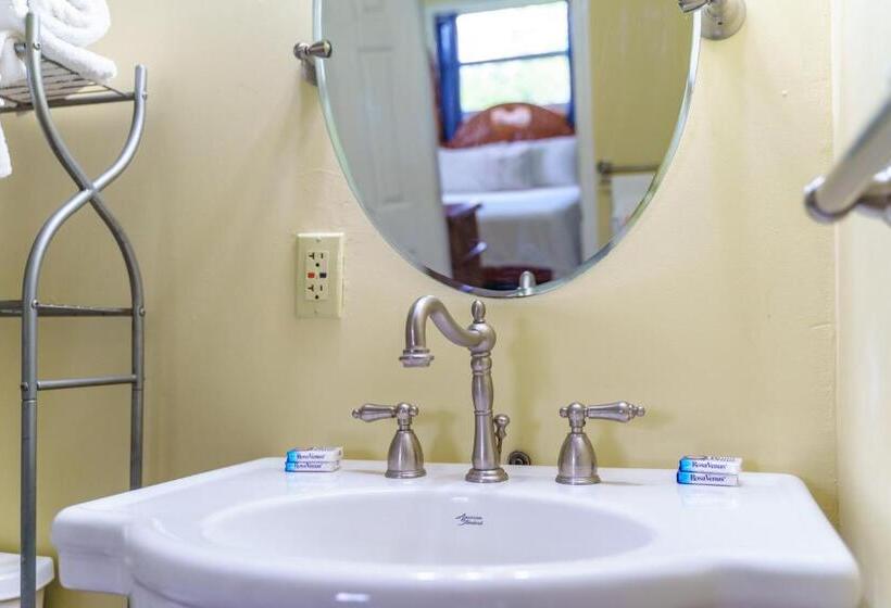 خانه 1 خوابه, The Westender Inn