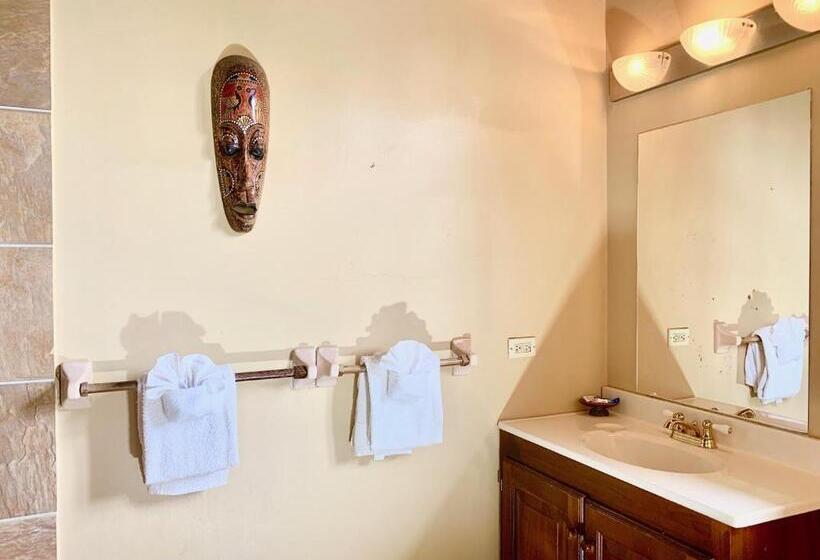 سوییت لوکس, The Westender Inn