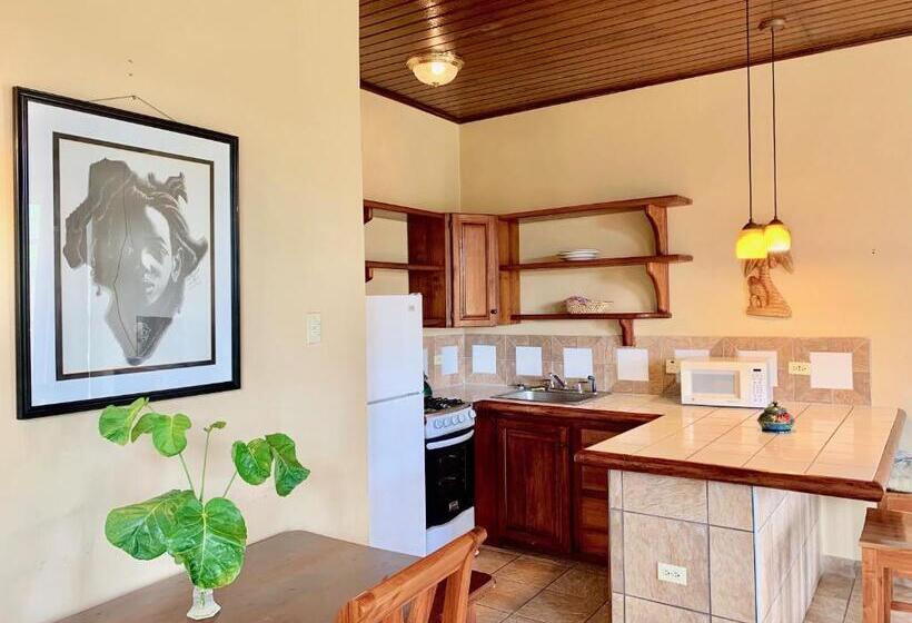 سوییت لوکس, The Westender Inn