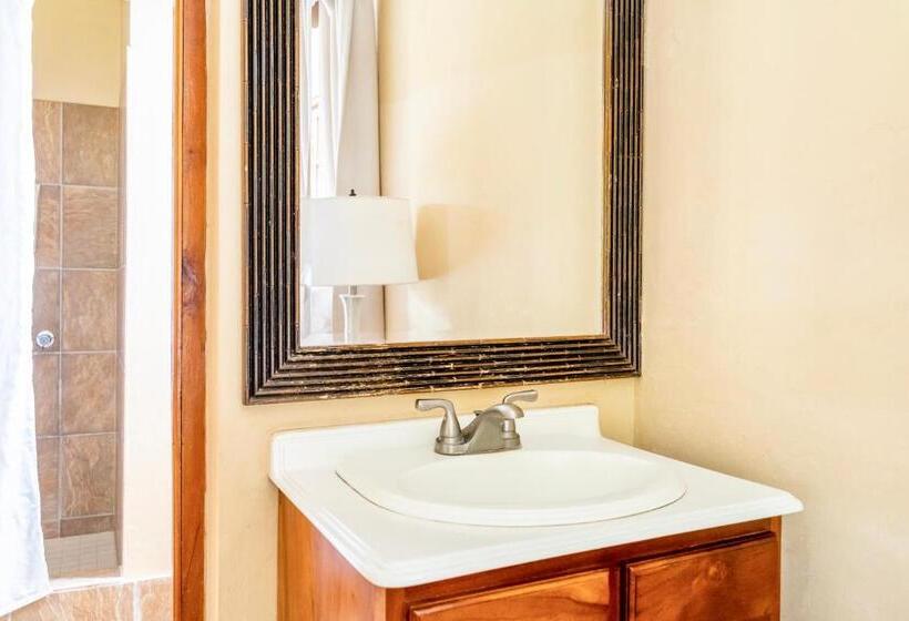 سوییت با چشمانداز باغ, The Westender Inn