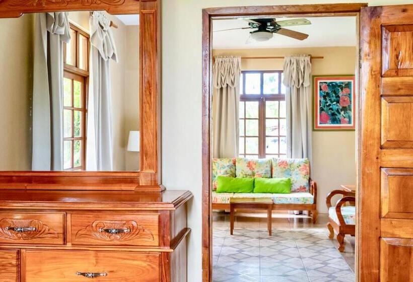 سوییت با چشم‌انداز باغ, The Westender Inn