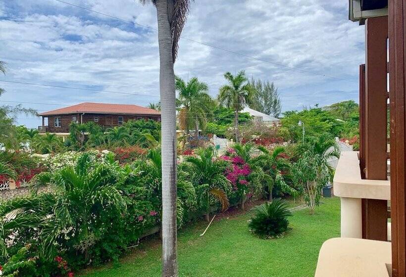 سوییت لوکس, The Westender Inn