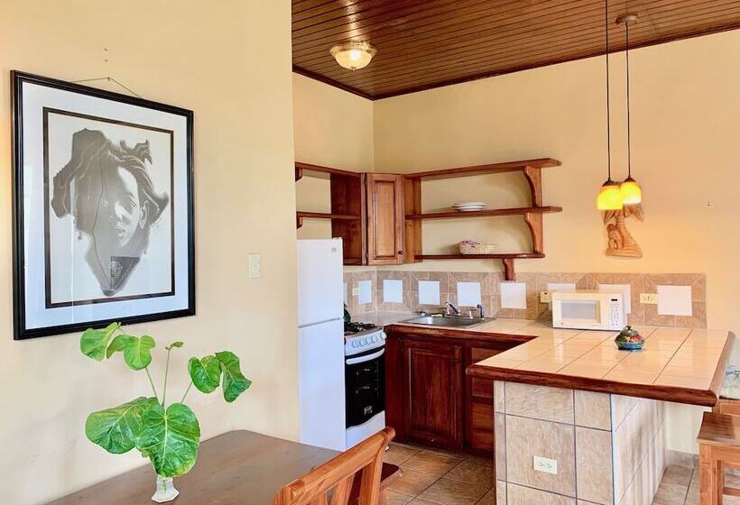 سوییت لوکس, The Westender Inn