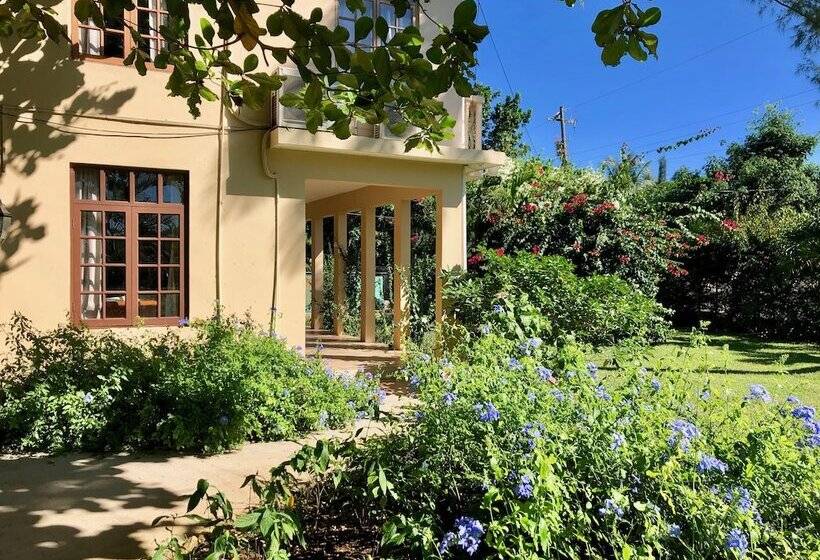 سوییت لوکس, The Westender Inn