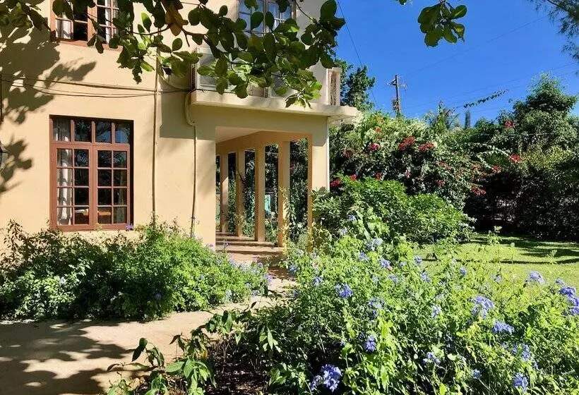 سوییت با چشم‌انداز باغ, The Westender Inn