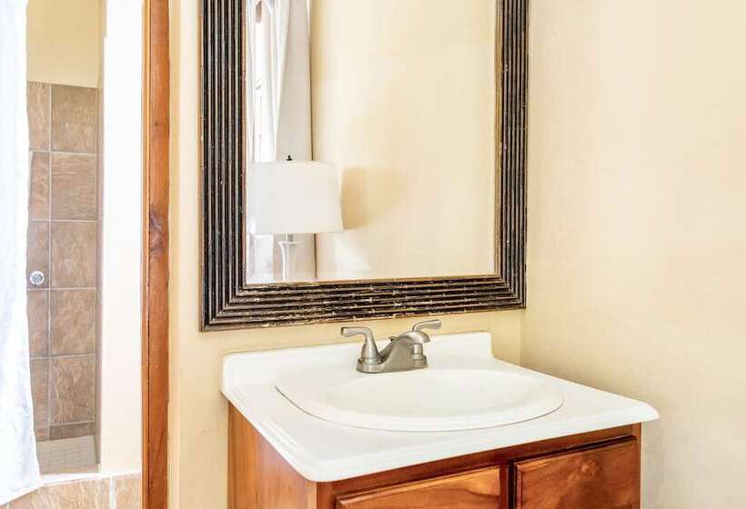 سوییت با چشمانداز باغ, The Westender Inn