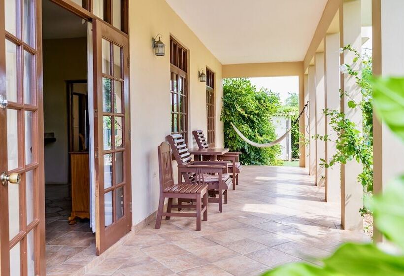 سوییت با چشمانداز باغ, The Westender Inn