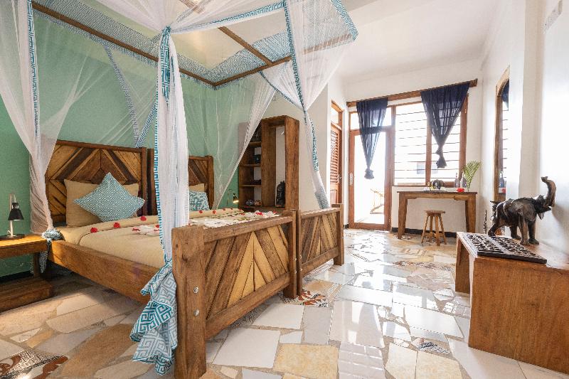 بنجلو قياسى, Paradise Beach Resort & Spa