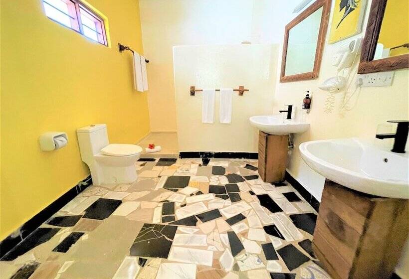 بنجلو قياسى, Paradise Beach Resort & Spa