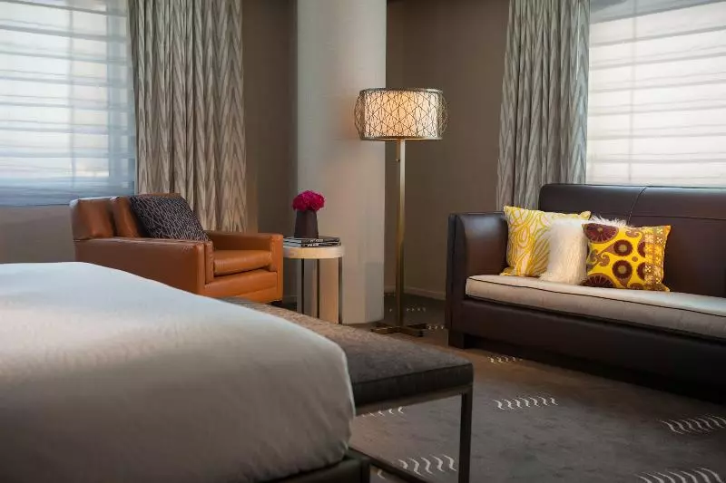 キングサイズベッドのスイートルーム, Kimpton Hotel Palomar Phoenix Cityscape, An Ihg