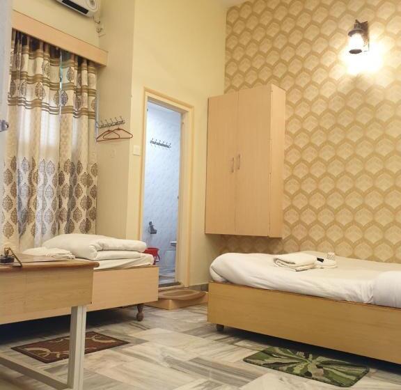 Quarto Triplo Economy, Temple On Ganges