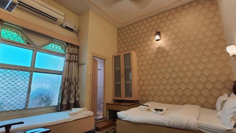 Quarto Triplo Economy, Temple On Ganges