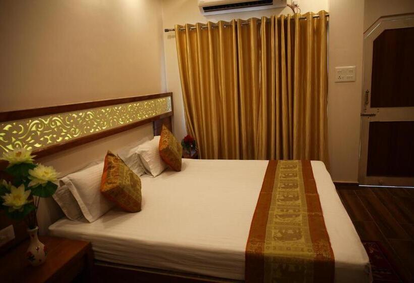 Quarto Triplo Deluxe, Temple On Ganges