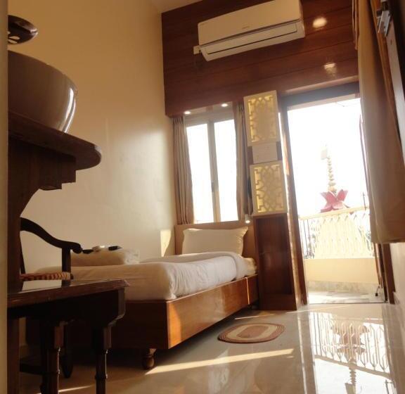 Quarto Individual Basic, Temple On Ganges