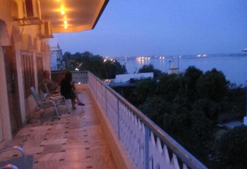 Quarto Triplo Deluxe, Temple On Ganges