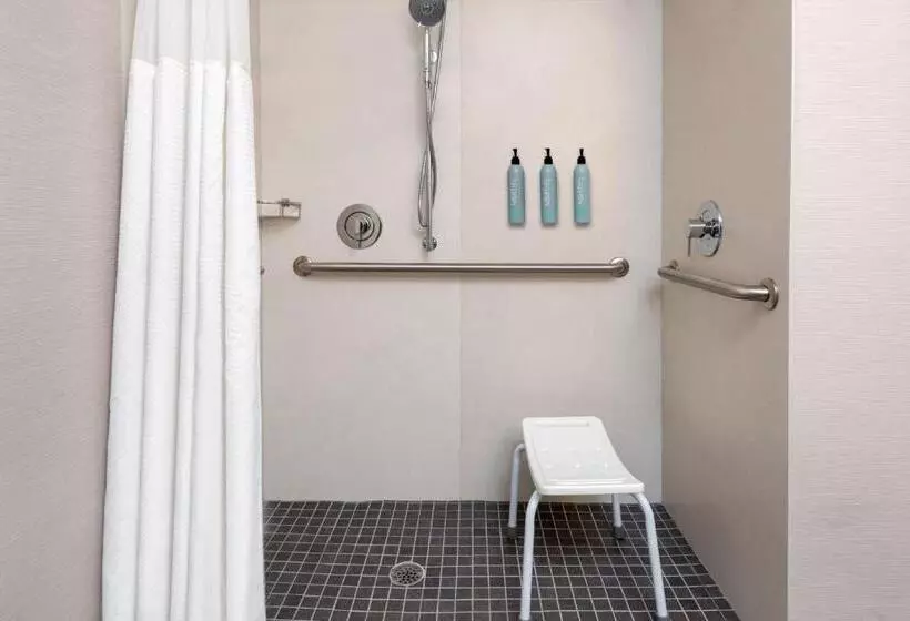 身障者適用キングサイズベッドルーム, Courtyard By Marriott Danbury