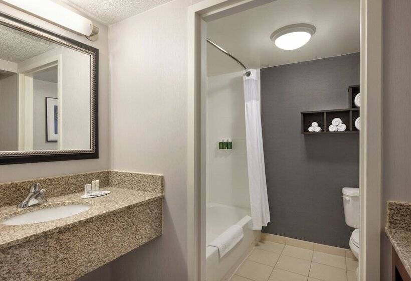 غرفه قياسيه سريرين مزدوجين, Courtyard Greenville