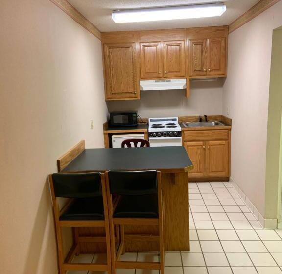 جناح, Executive Inn Yanceyville