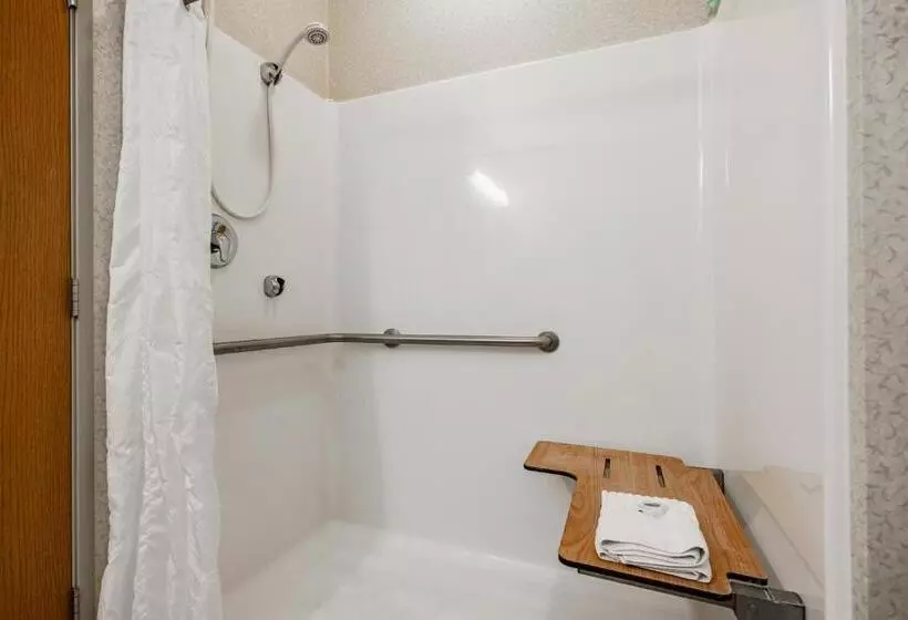 身障者適用キングサイズベッドルーム, Cobblestone Suites  Ripon