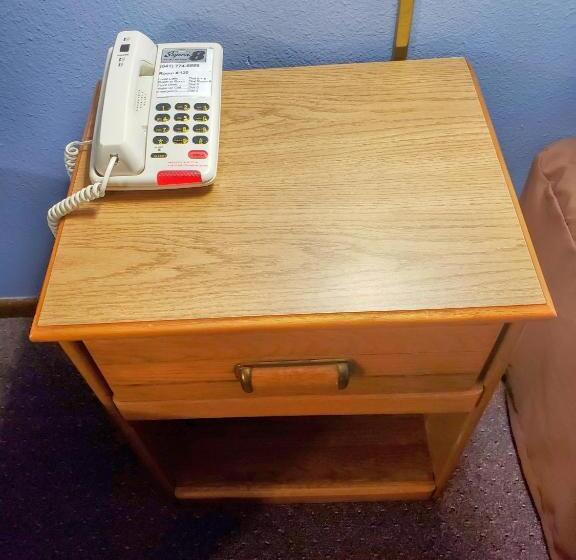 جناح سرير كينج, Super 8 By Wyndham Chariton