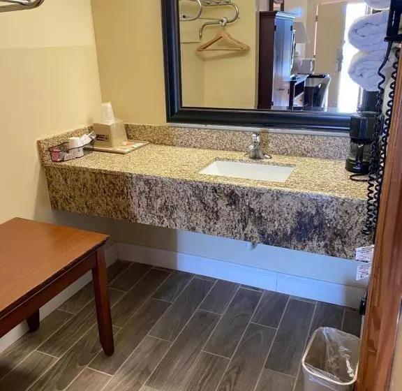 キングサイズベッドのスタンダードルーム, Budget Host Inn   Baxley