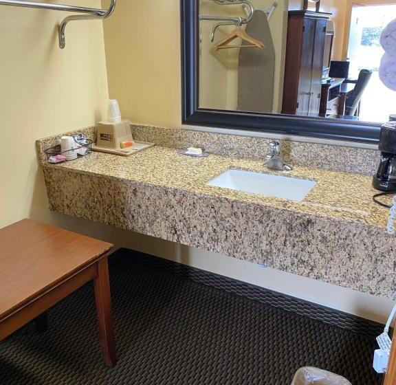 غرفة قياسية سرير كينج, Budget Host Inn   Baxley