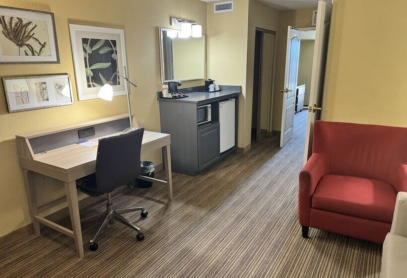 جناح, Comfort Inn & Suites St. Paul Northeast