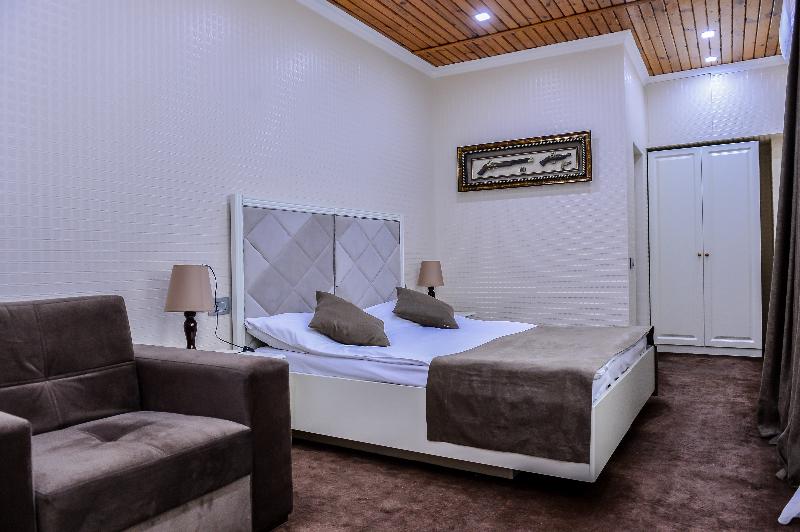 اتاق استاندارد سه نفره, East Legend